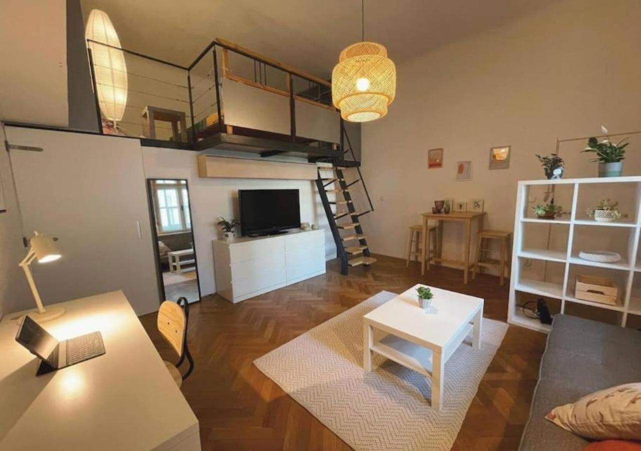 Netradicny Apartman V Centre Bratislava Esterno foto